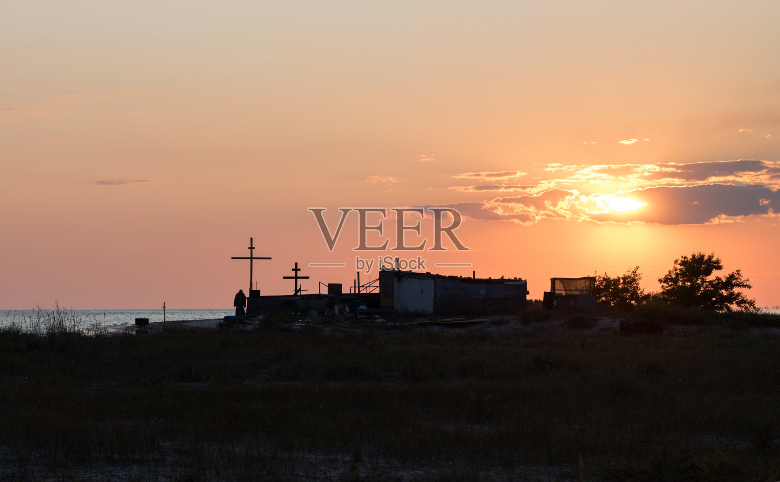 43、隐逸和尚居，渡岛海滩上，红霞映海照片摄影图片