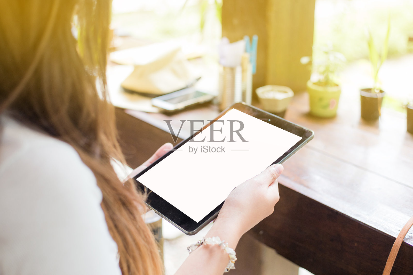 商业女性在近距离使用智能平板电脑照片摄影图片