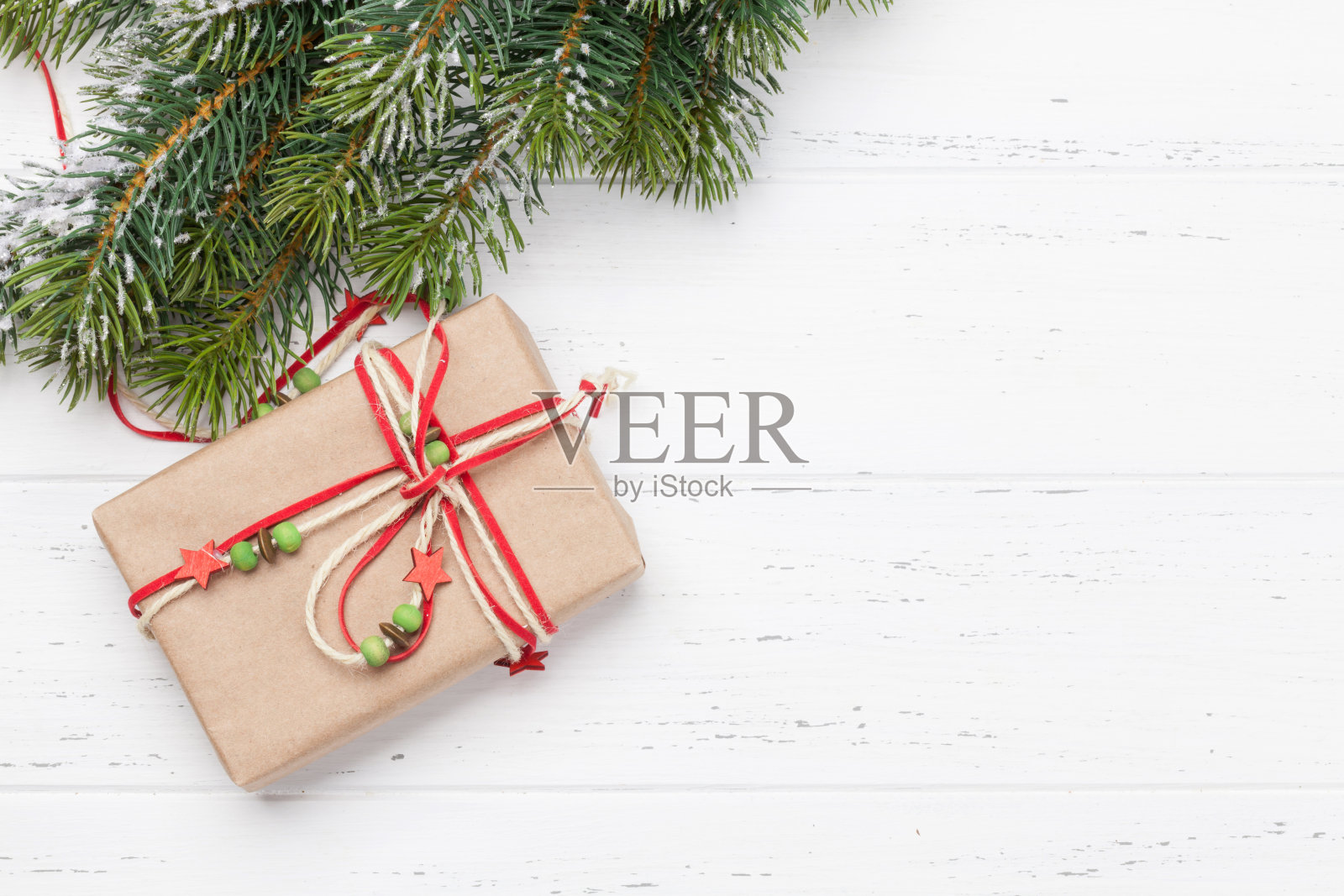 圣诞贺卡与礼物盒和冷杉树照片摄影图片