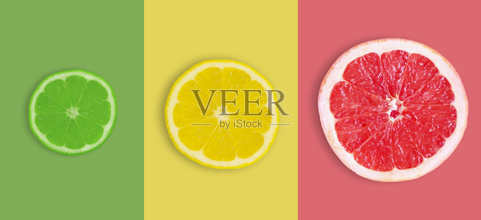 新鲜的葡萄柚片，柠檬片和酸橙片在彩色的背景上。照片摄影图片