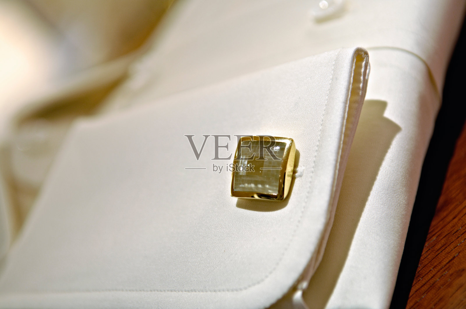 金色袖口的优雅西装衬衫照片摄影图片