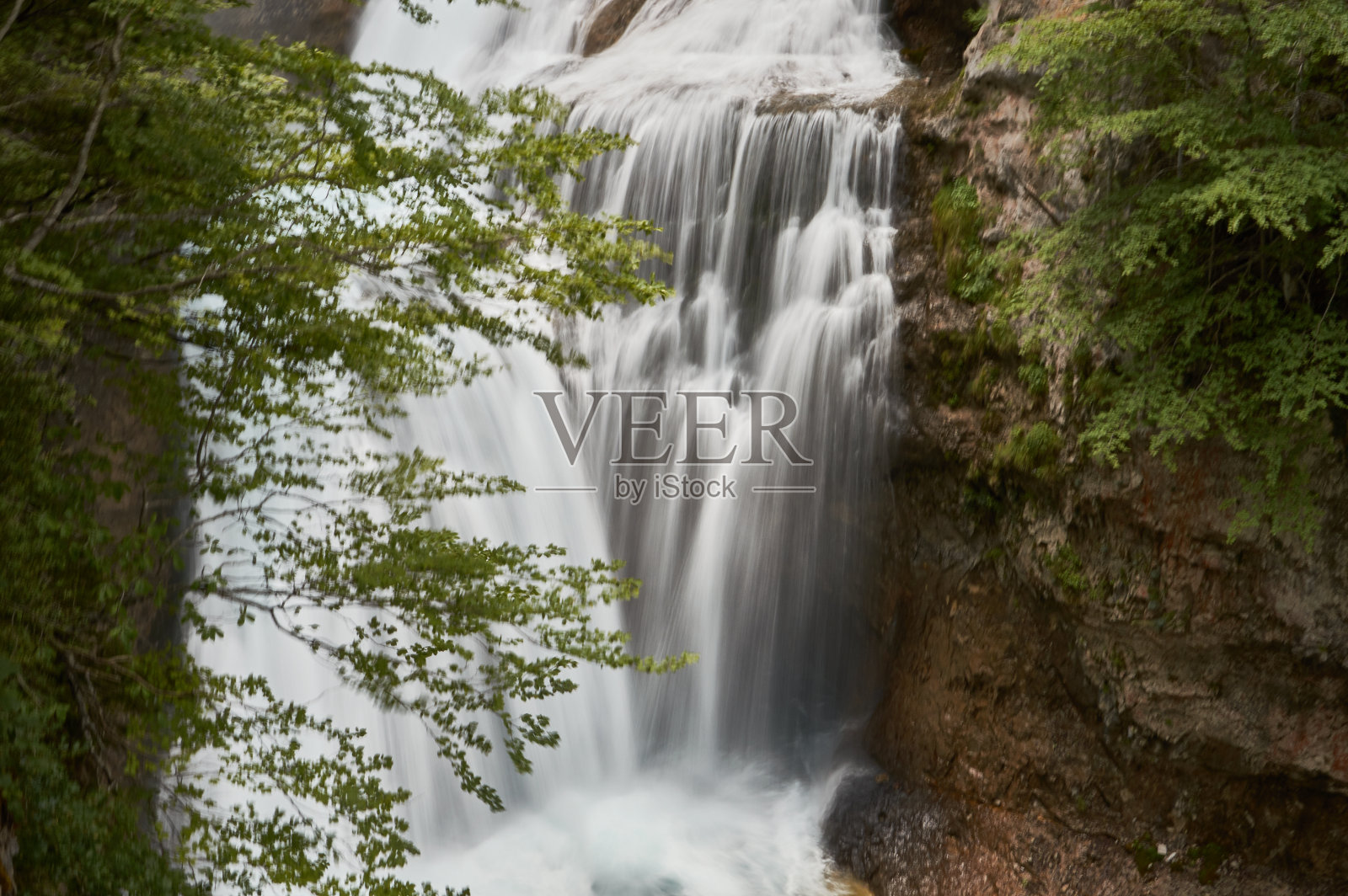 奥尔德萨的阿拉萨斯河洞瀑布和韦斯卡比利牛斯山的佩尔迪多国家公园。阿拉贡。西班牙照片摄影图片