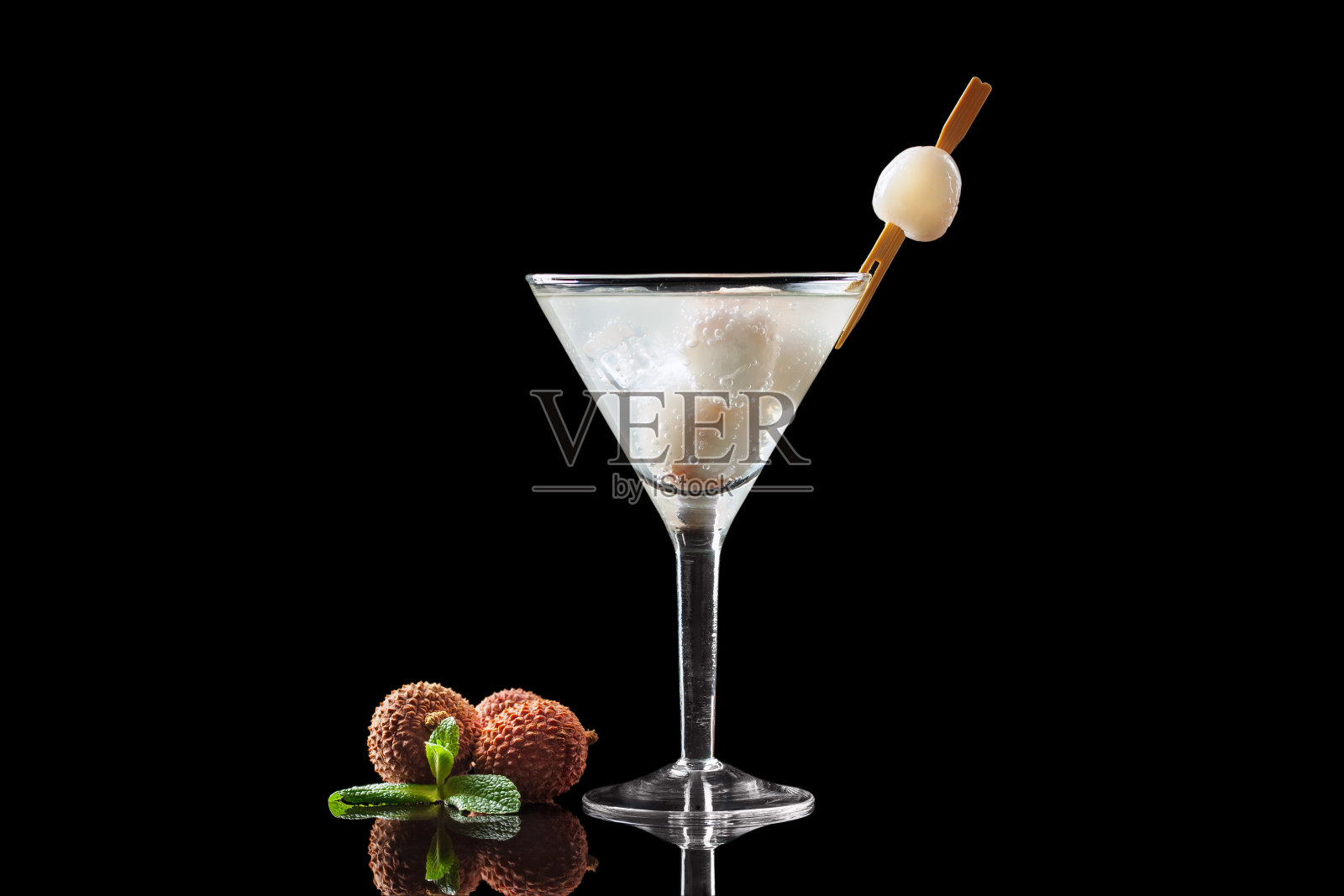 黑色背景的荔枝马提尼照片摄影图片