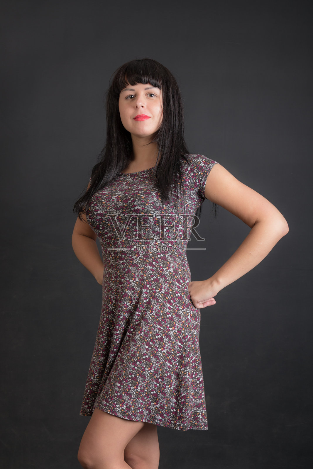 穿着裙子的女孩照片摄影图片