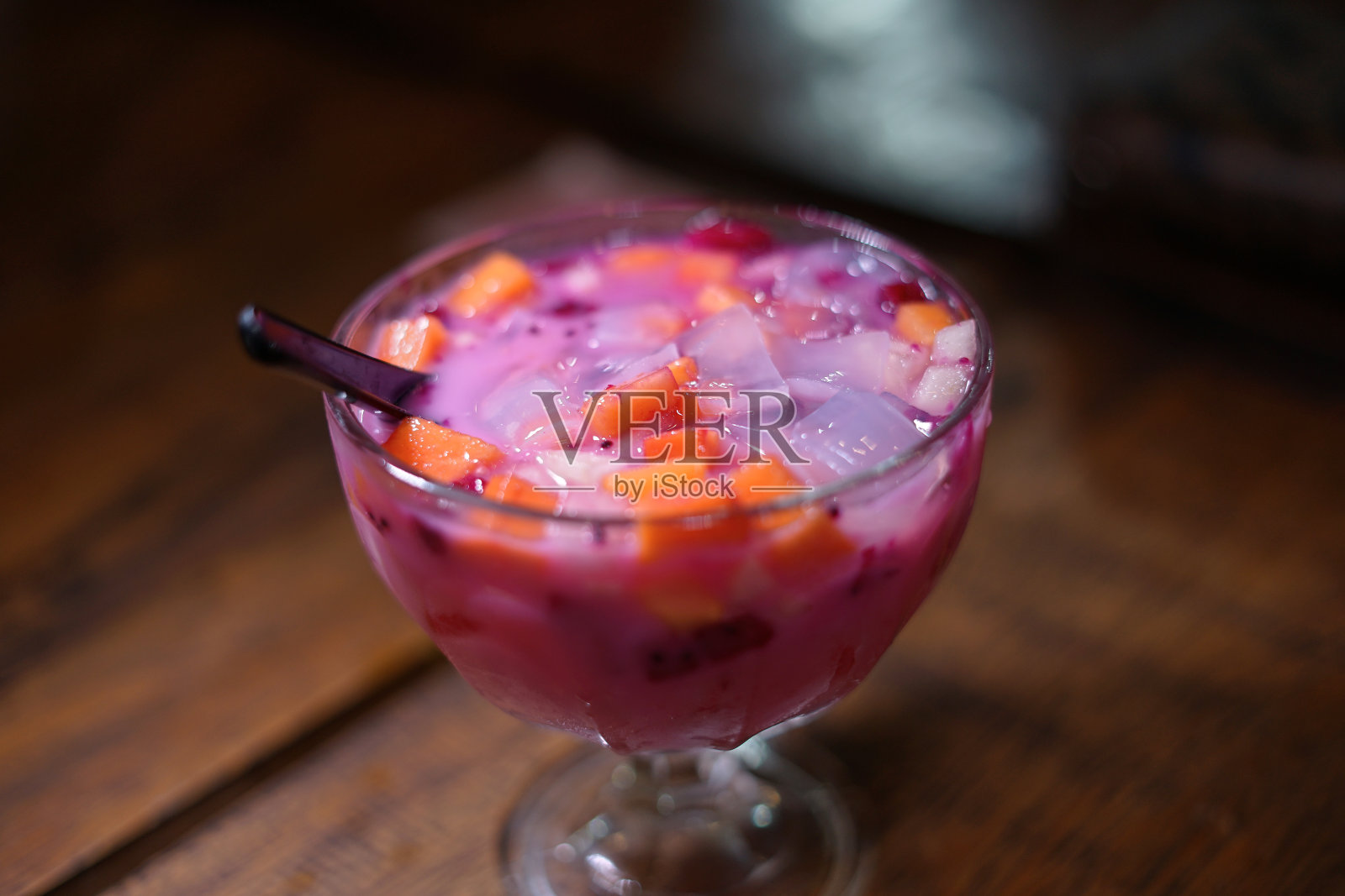 新鲜健康的冷混合水果，印度尼西亚es Buah照片摄影图片