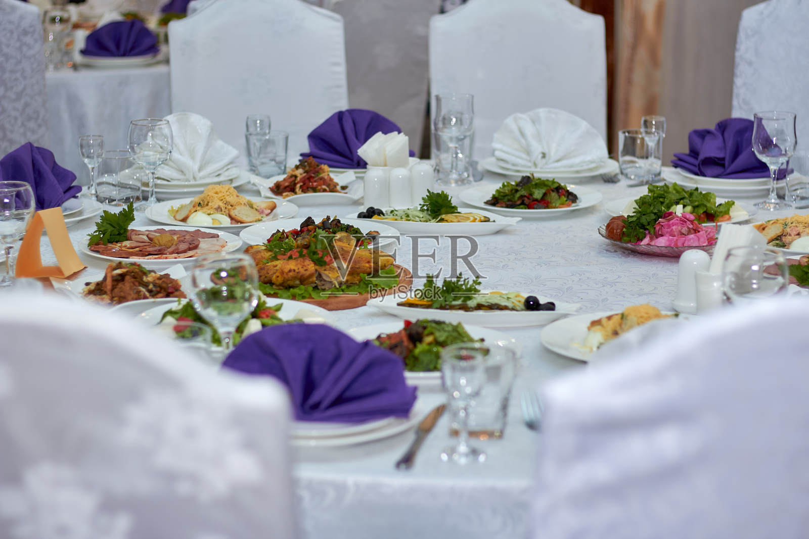 美味的餐桌配菜，婚礼，菜肴，餐厅，节日。照片摄影图片