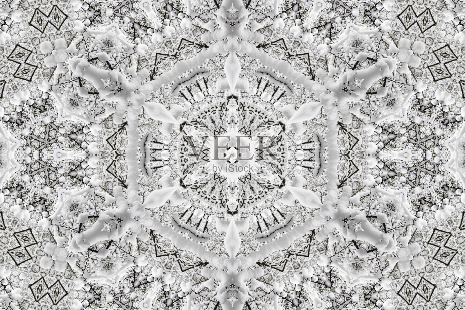 用雪和树装饰的镜像圣诞装饰照片摄影图片