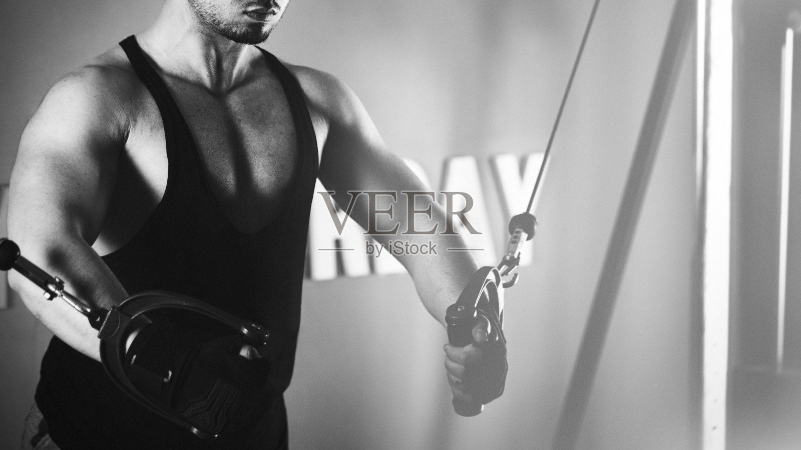 在健身房做有线飞行的人照片摄影图片