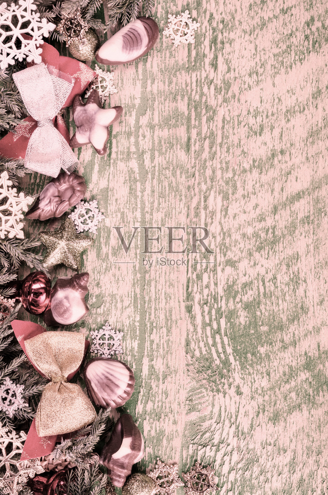 彩色圣诞背景，粉色。木质表面和圣诞装饰照片摄影图片
