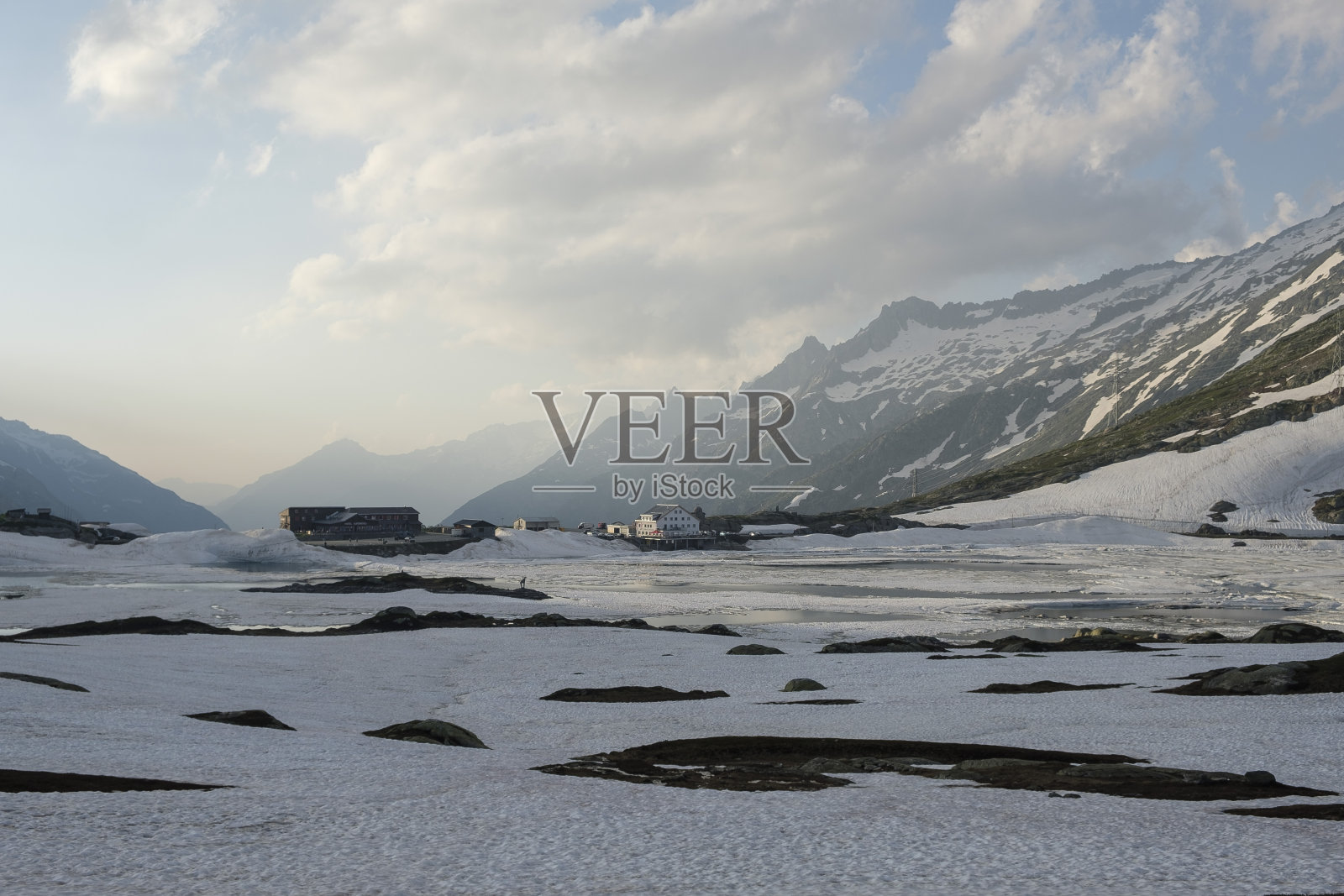 瑞士阿尔卑斯山格里姆塞尔帕斯湖上六月的冰雪照片摄影图片