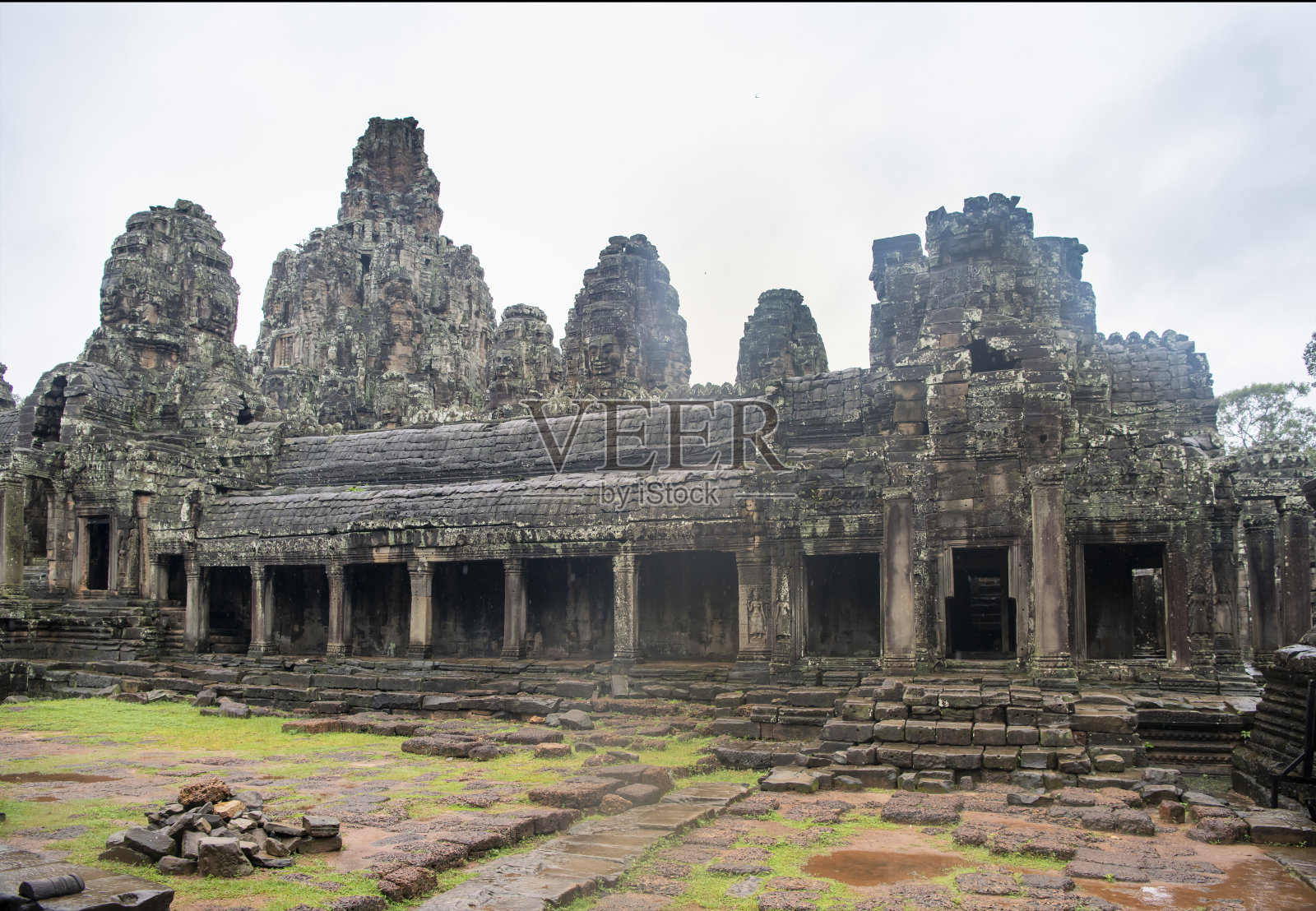 巴戎寺是12世纪晚期吴哥窟的中心寺庙。在雨季下雨。(柬埔寨、04.10。2019)照片摄影图片