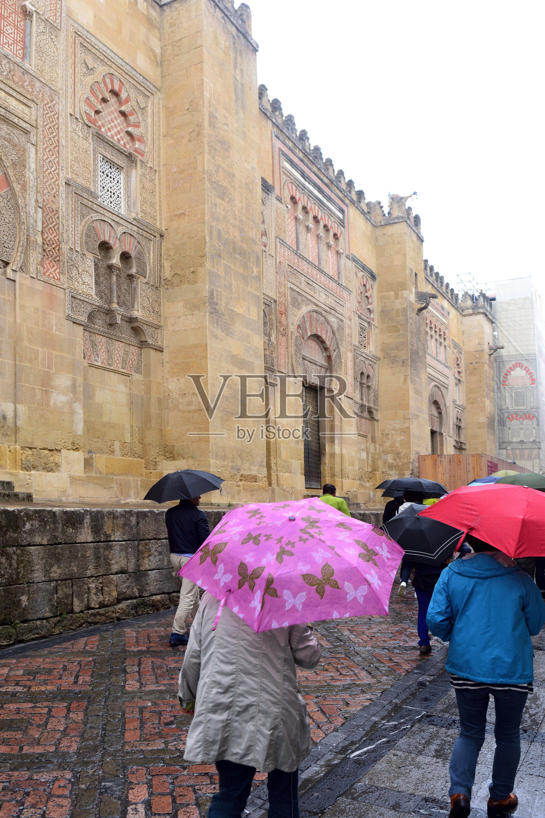 在西班牙安达卢西亚的科尔多瓦清真寺，一场让游客惊喜的大雨照片摄影图片