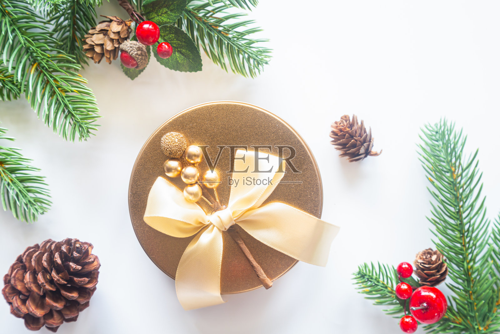 节日圣诞卡背景以节日装饰球、星星、雪花、礼盒、松果等为背景，平躺，俯视图。圣诞快乐，新年快乐照片摄影图片