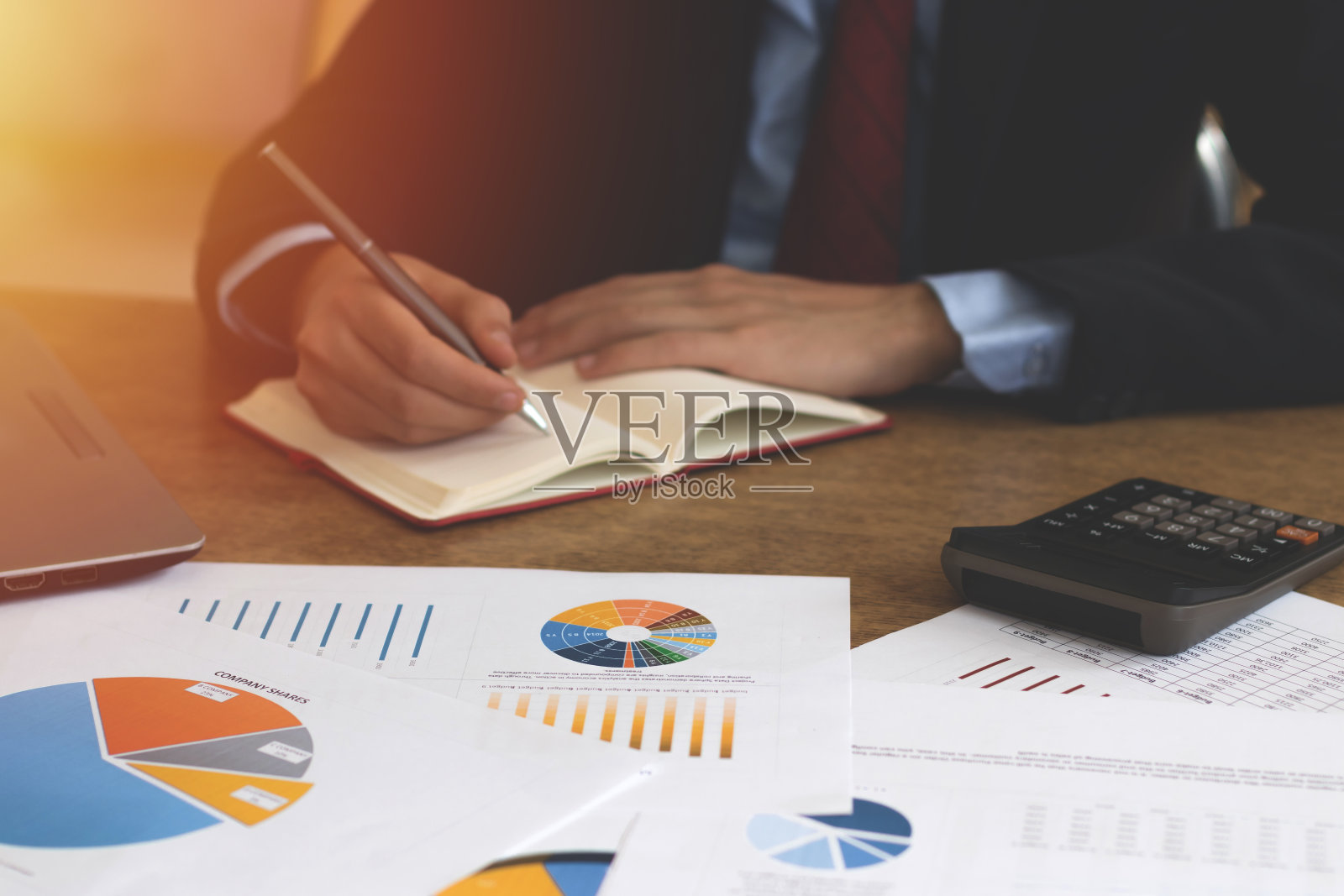 商人做笔记照片摄影图片