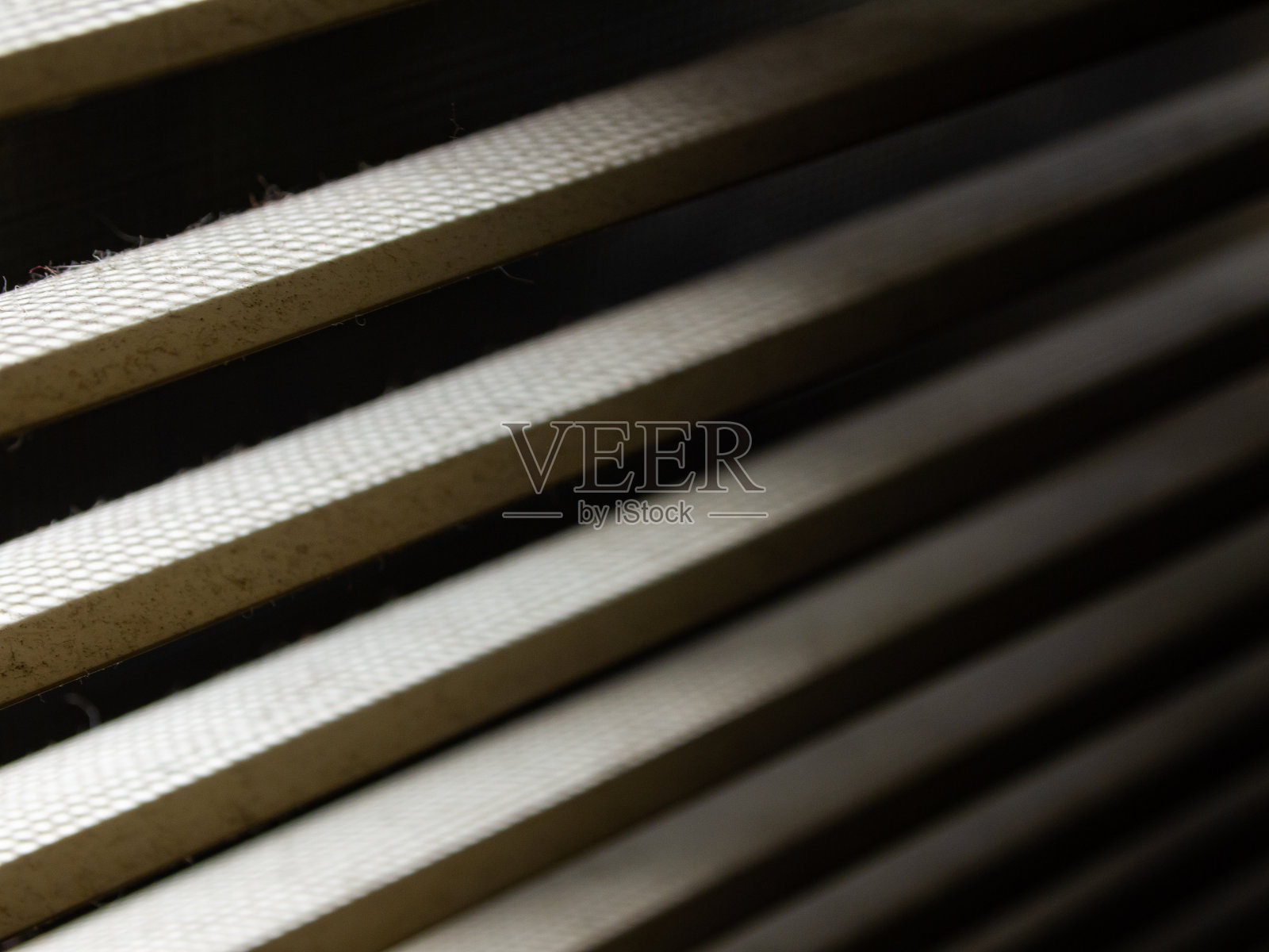 模糊的灰尘百叶窗内的窗户，模糊的灰尘和肮脏的蚊子丝纱窗，光影拍摄，特写和微距拍摄，选择性对焦照片摄影图片