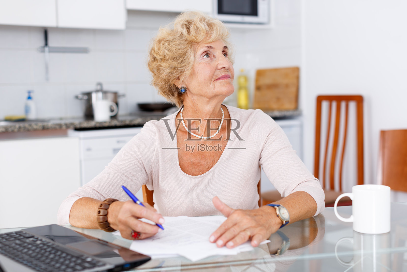 资深女性填写文件照片摄影图片