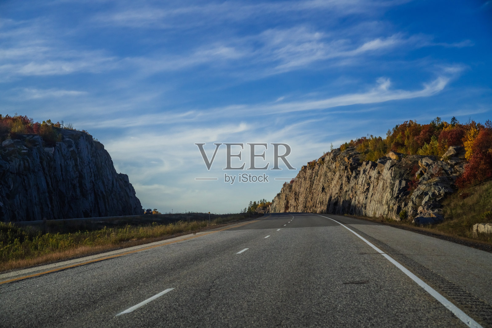 秋景，路绕岩崖照片摄影图片