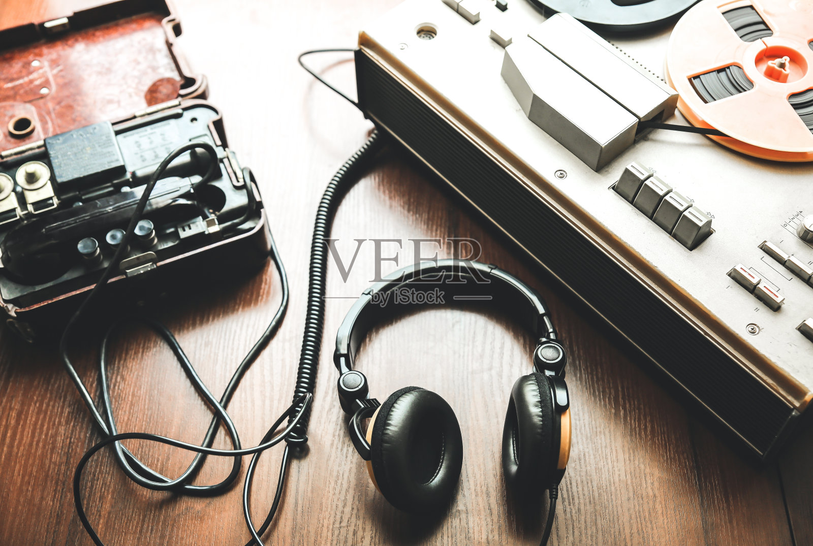 用于窃听的卷筒磁带录音机。苏联的野战电话机就在附近。克格勃间谍的谈话。照片摄影图片