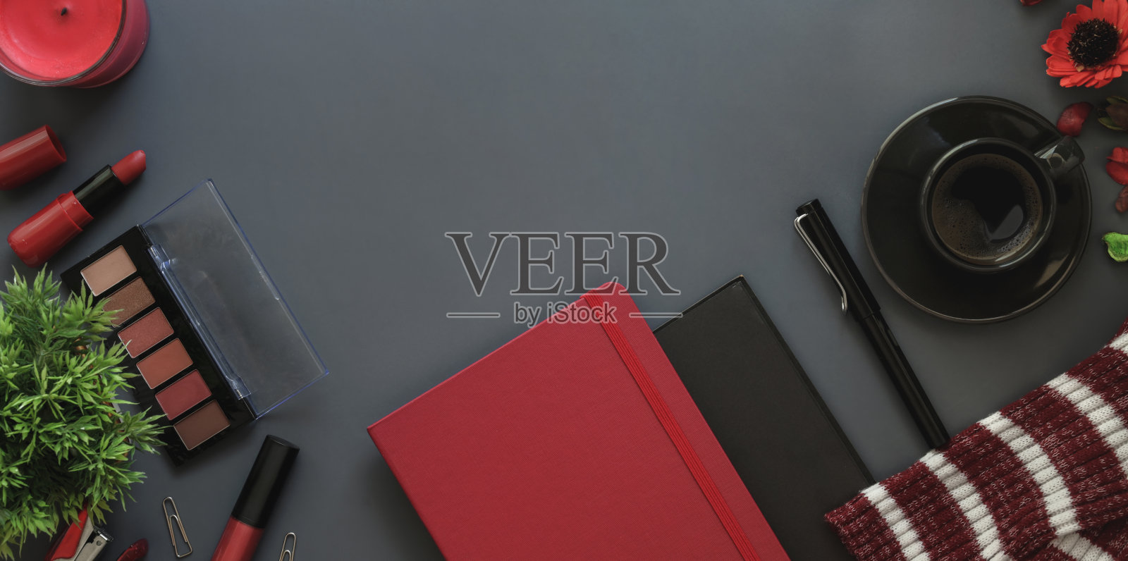 顶视图红色豪华女性工作区与副本空间在深灰色的办公桌背景照片摄影图片