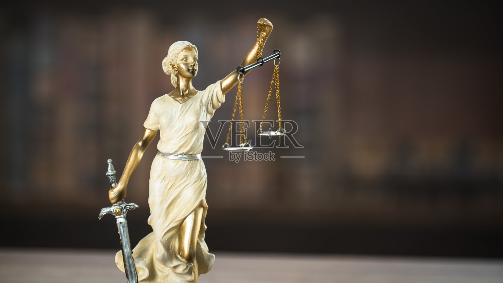 法律与公正概念素材（法官 gavel、书籍、正义天平，法庭主题）照片摄影图片