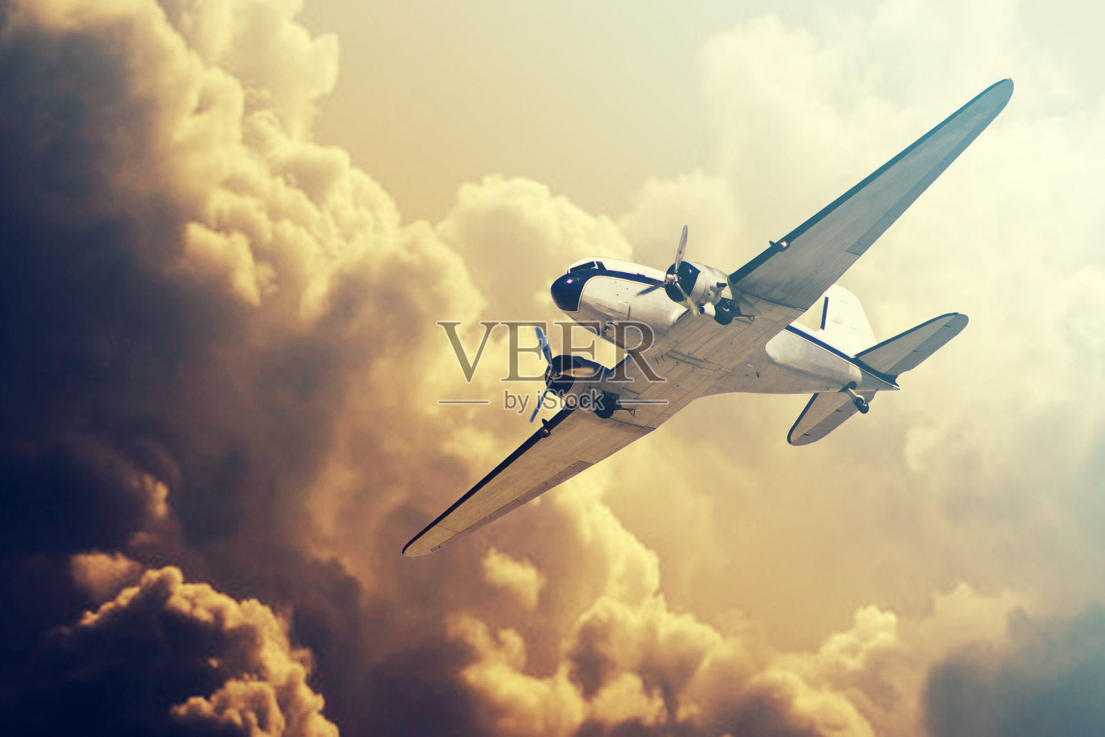 飞机在天空中。复印空间的商务暑假和旅游冒险概念。飞机天空和阳光照片摄影图片