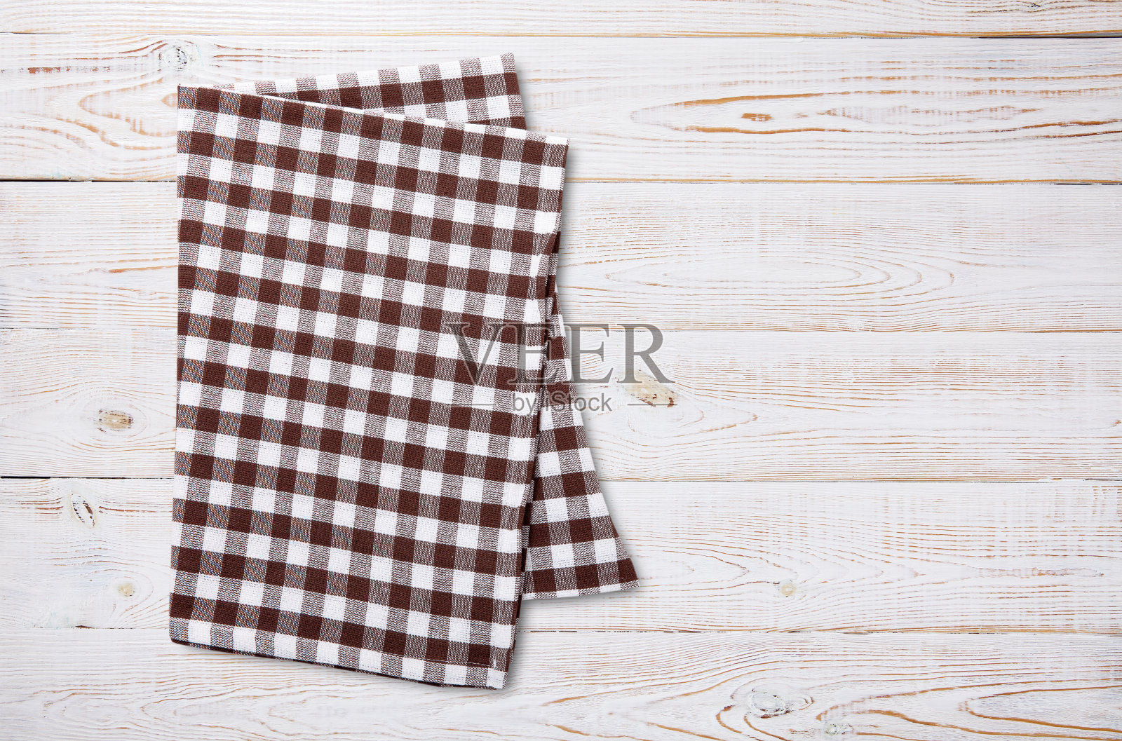 餐巾。厨房毛巾或桌布上的白色木质场景。模拟设计。前视图。照片摄影图片