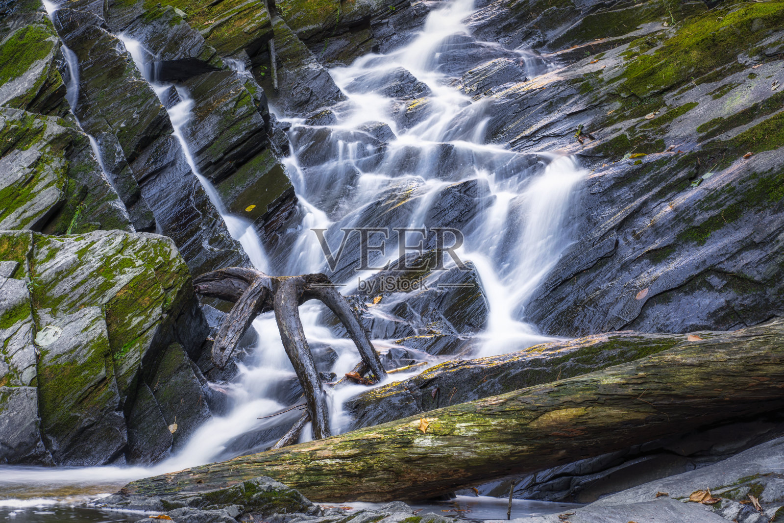 加拿大魁北克省埃斯特里地区埃尔斯悬崖上的小瀑布照片摄影图片