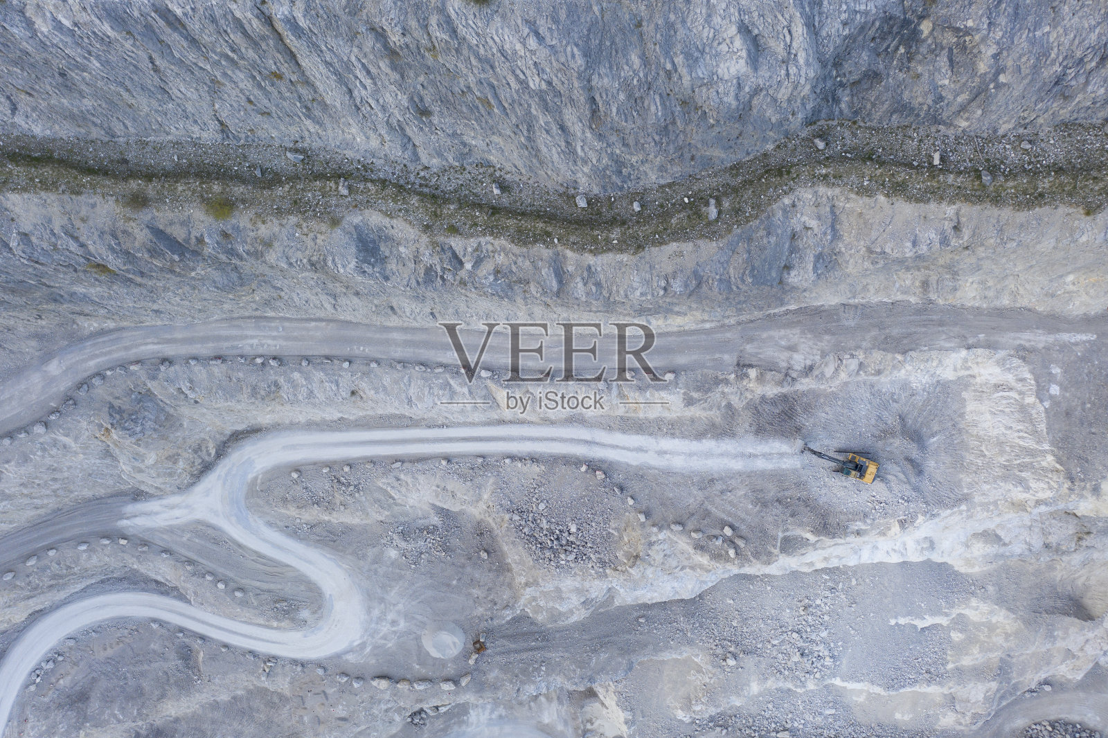 鸟瞰石坑采石场与挖掘机轨道和道路照片摄影图片