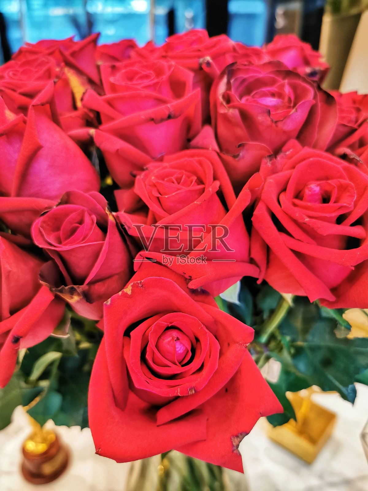 桌上有一束新鲜的红玫瑰照片摄影图片