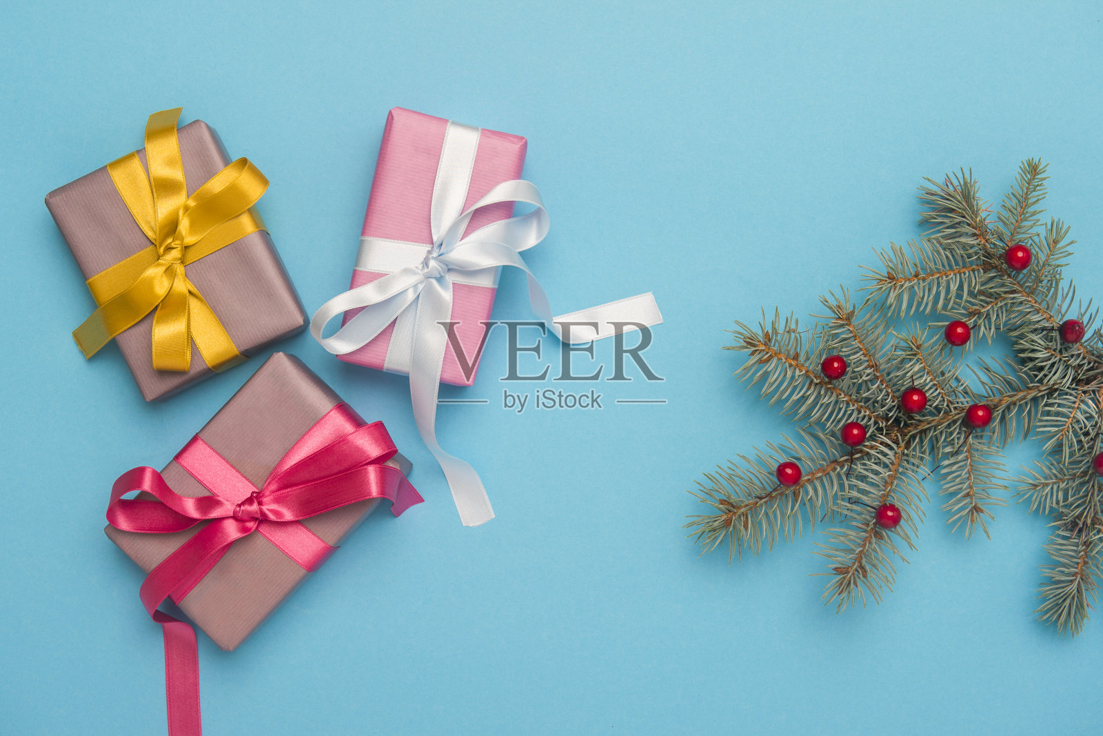 蓝色背景装饰圣诞礼品盒。照片摄影图片