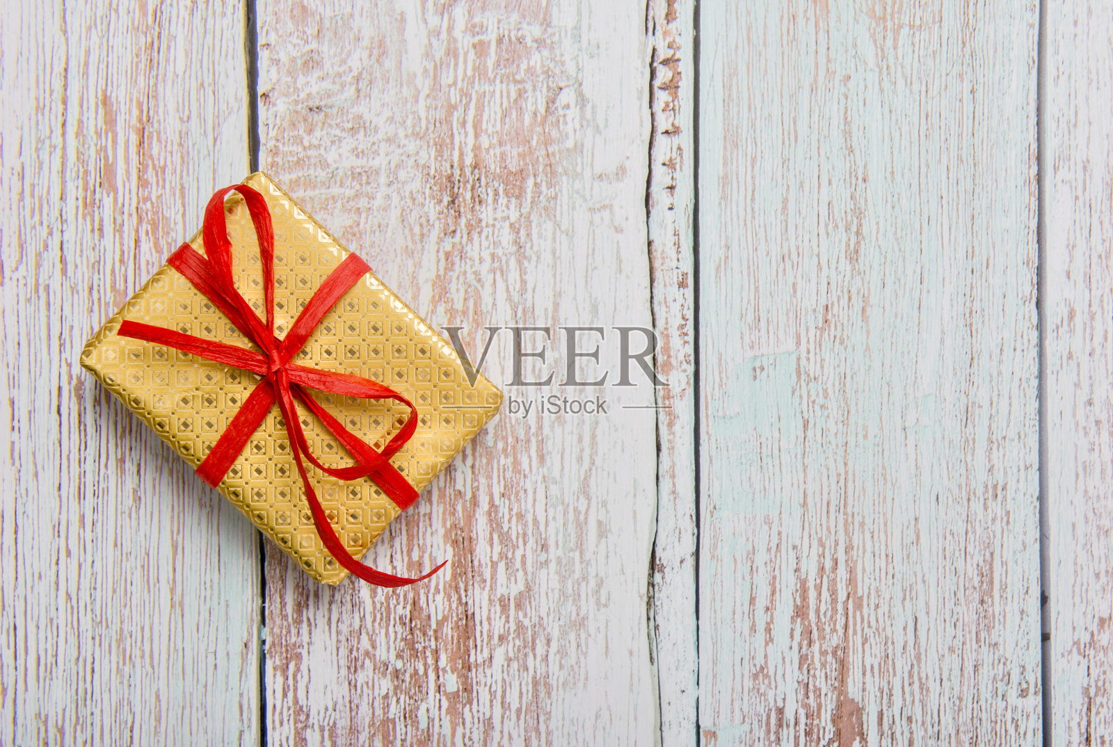 圣诞礼盒放在木板上照片摄影图片