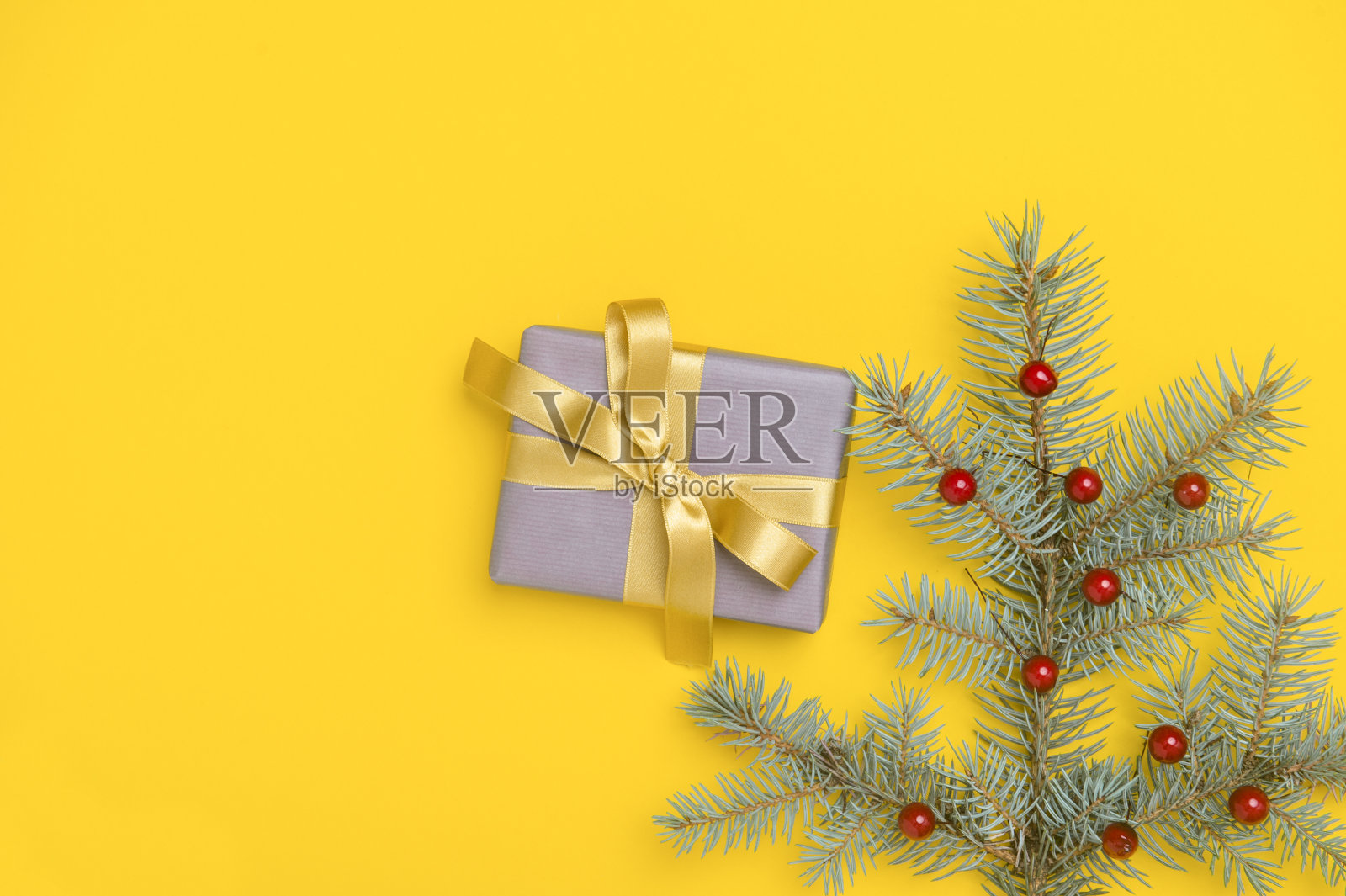 黄色背景装饰圣诞礼盒。俯视图照片摄影图片