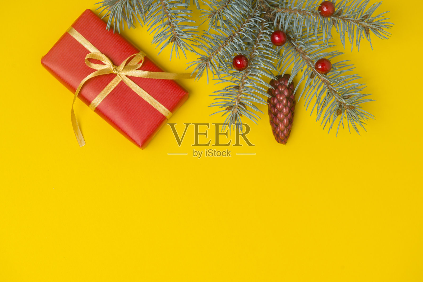黄色背景装饰圣诞礼盒。俯视图照片摄影图片