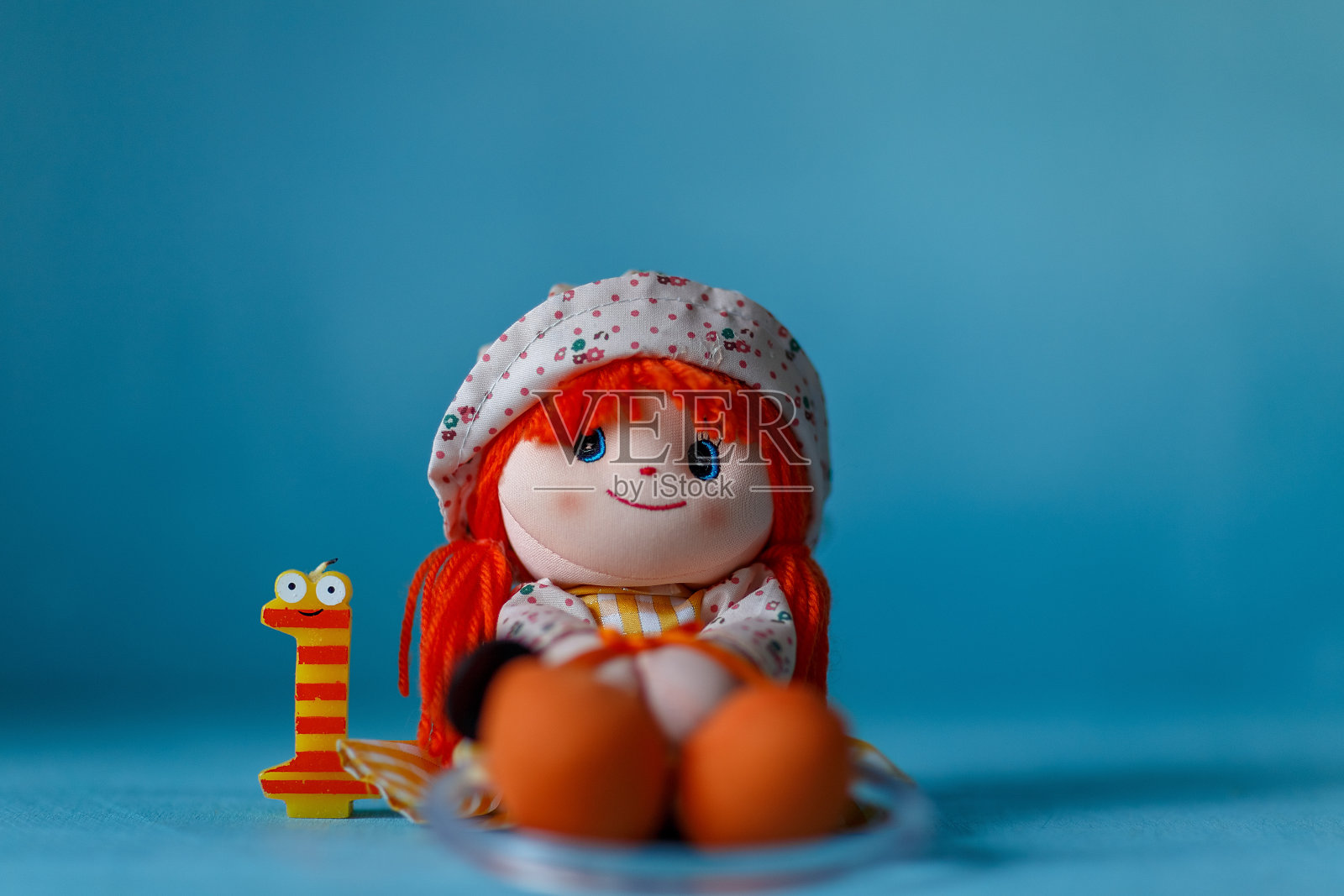 娃娃和蓝色背景上的数字蜡烛照片摄影图片