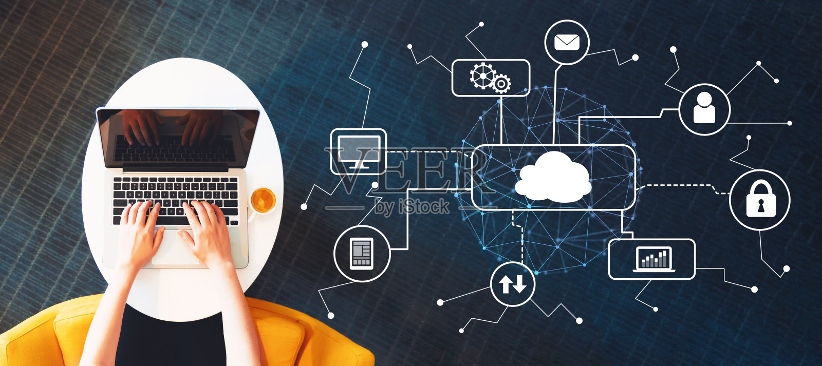 使用笔记本电脑的人进行云计算照片摄影图片