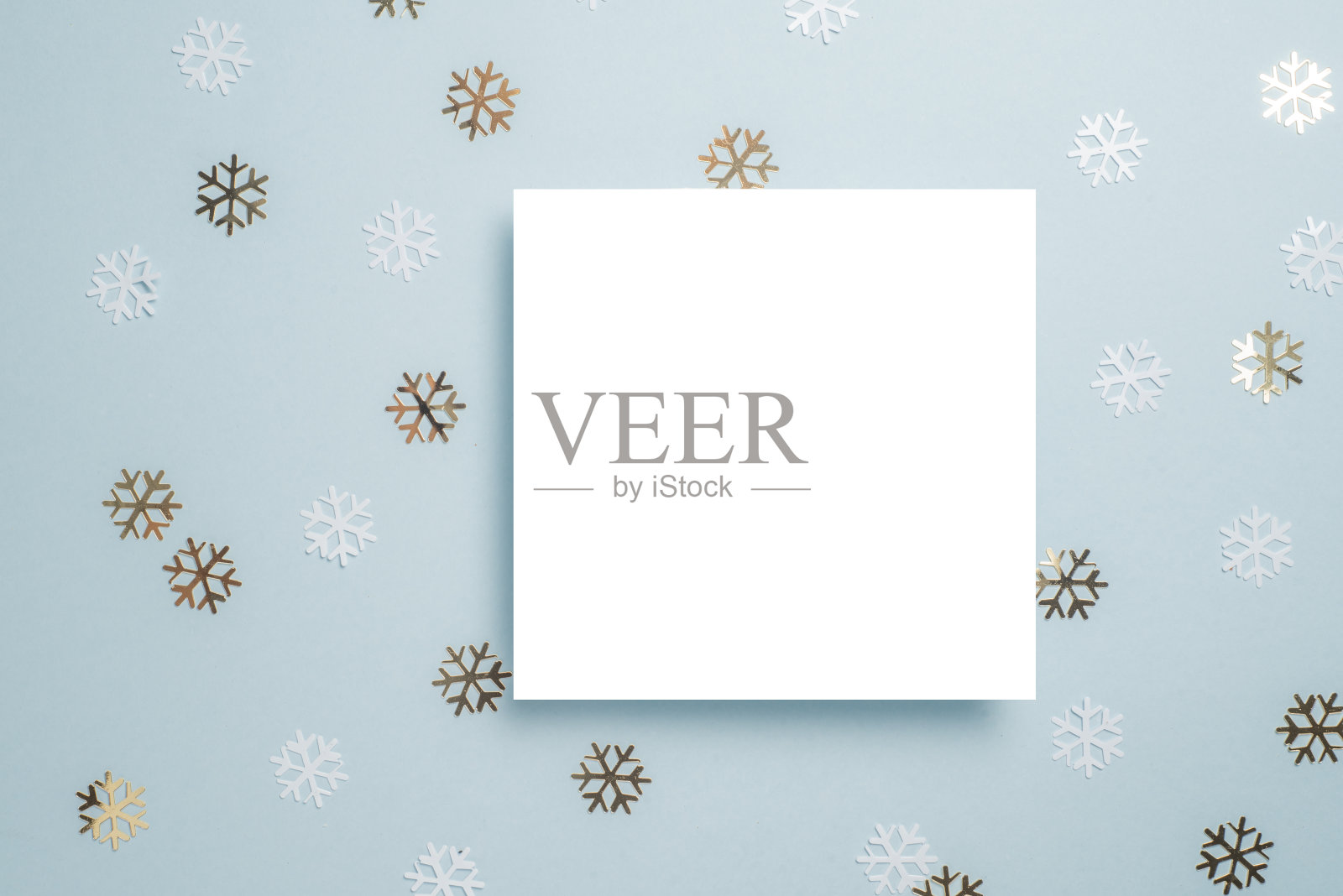 空节日贺卡与金色星星纸屑浅蓝色背景，极简风格照片摄影图片