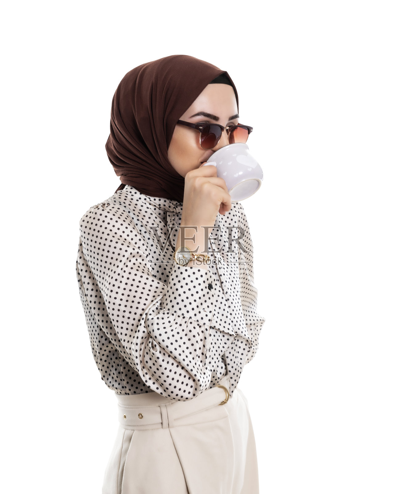 手持咖啡杯的穆斯林女性照片摄影图片