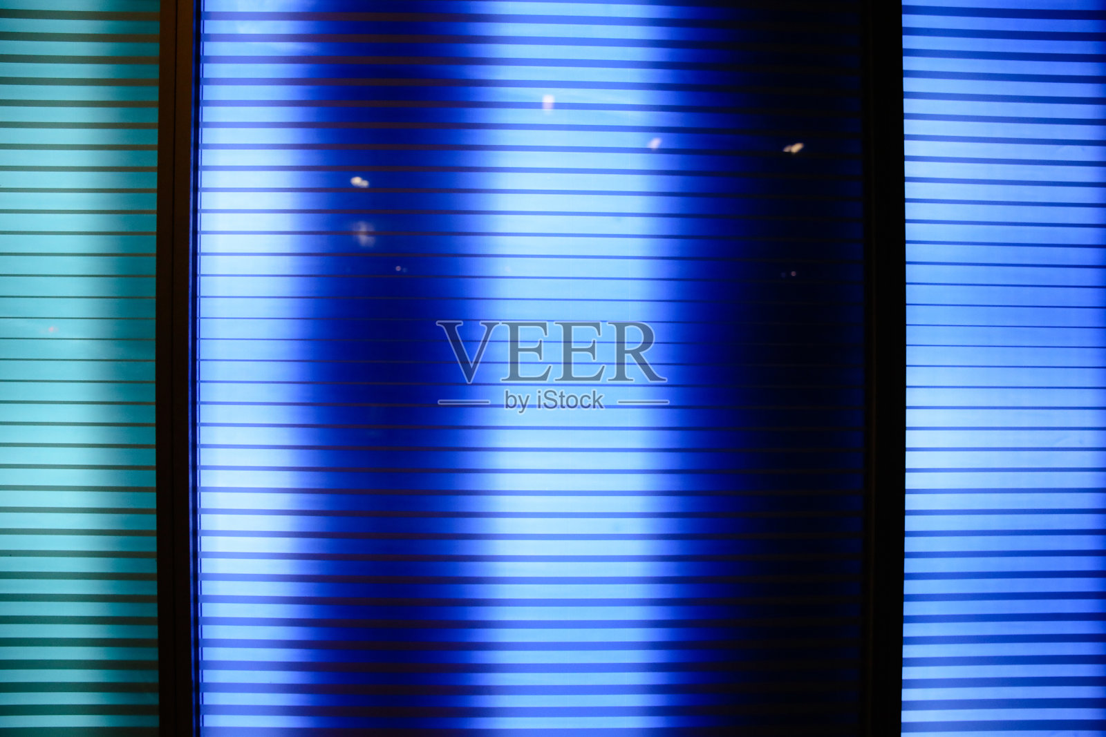 蓝色和绿色的窗户灯照片摄影图片