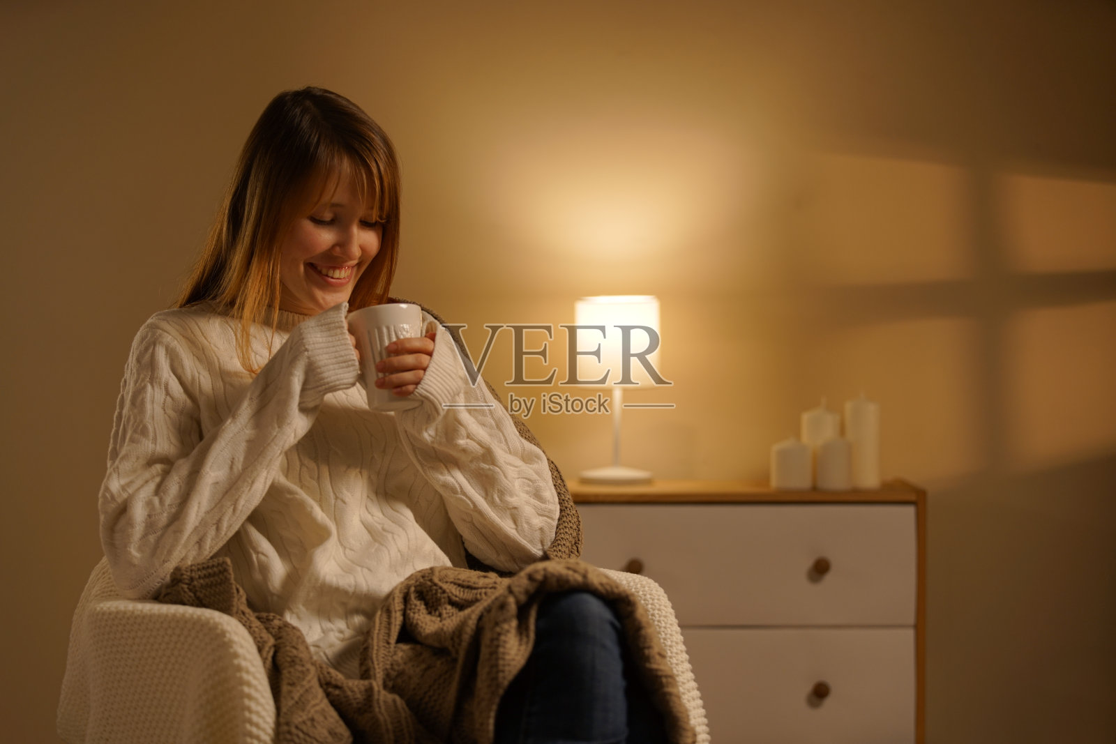 坐在椅子上喝咖啡的美女。照片摄影图片