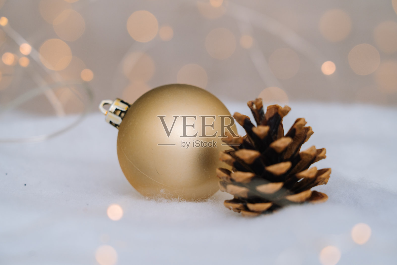 用红色的木制圣诞老人的雪橇，冷杉锥和圣诞树球在模糊的灯光背景。照片摄影图片