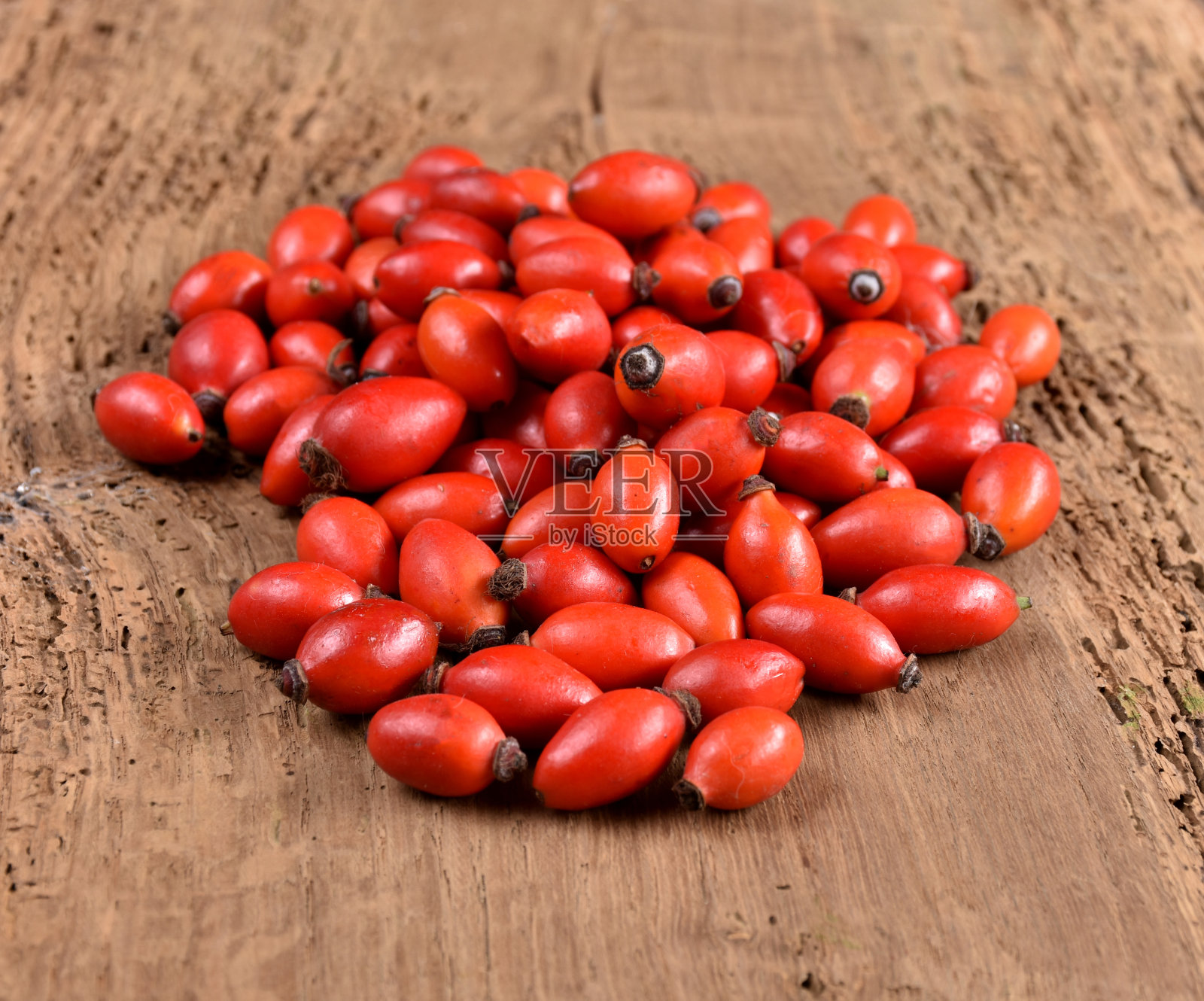 木质背景上的蔷薇果照片摄影图片