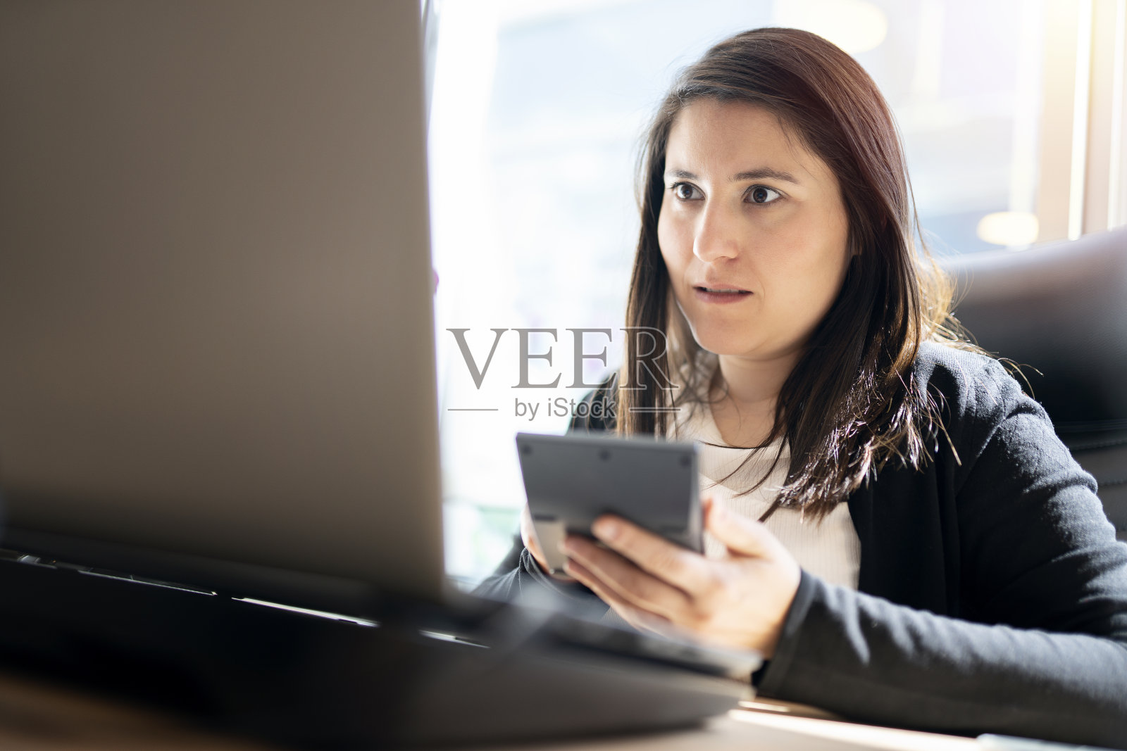 商人使用计算器照片摄影图片