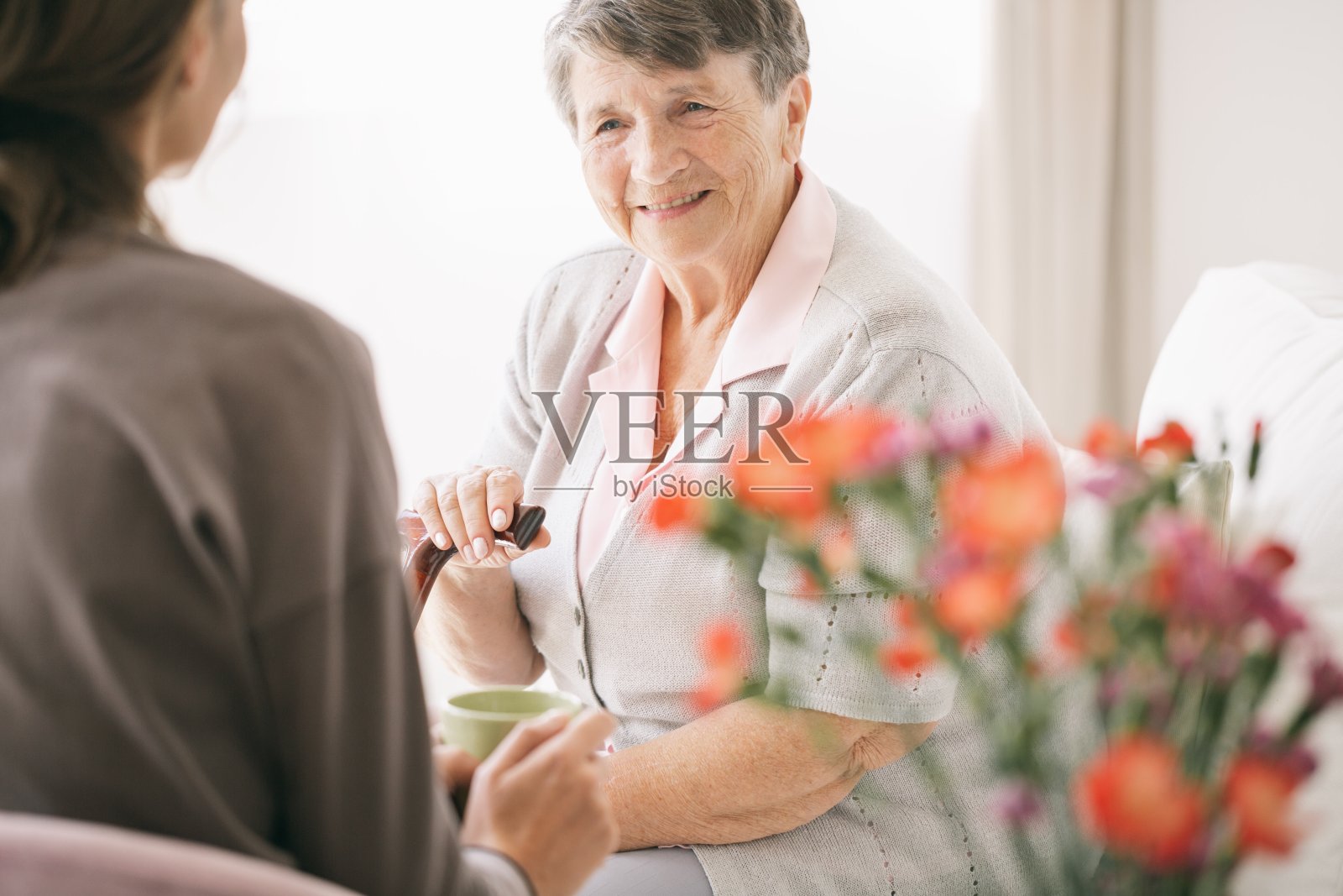 与护士交谈照片摄影图片