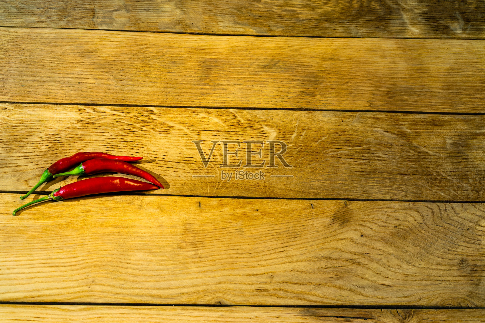 红辣椒放在木板上。照片摄影图片