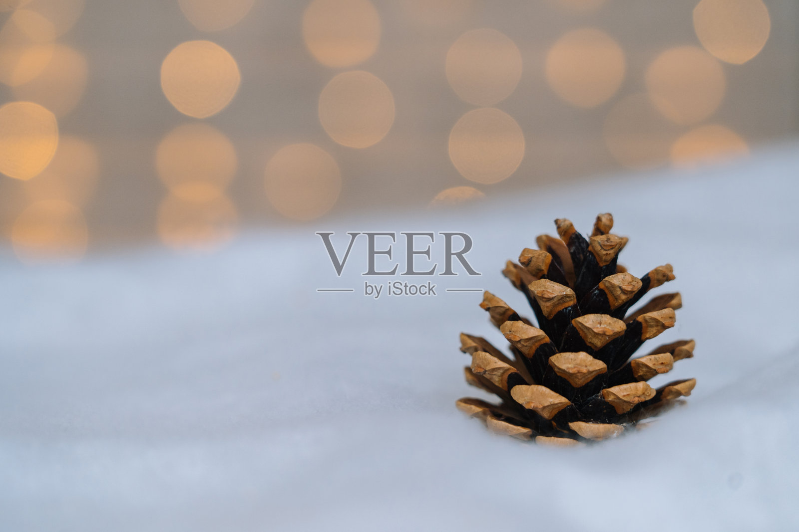 用红色的木制圣诞老人的雪橇，冷杉锥和圣诞树球在模糊的灯光背景。照片摄影图片