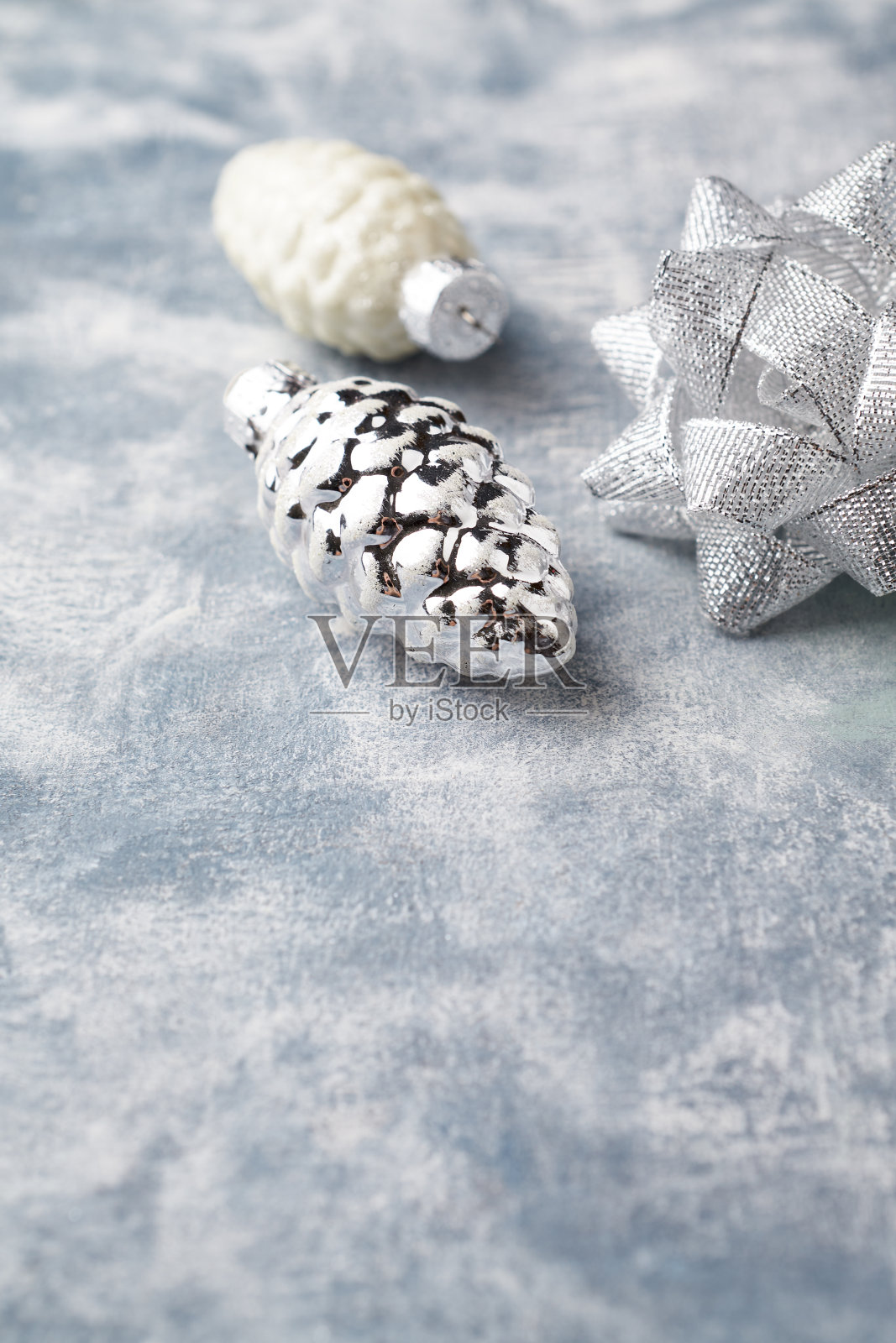 明亮的木制背景上的圣诞装饰物。关闭了。照片摄影图片