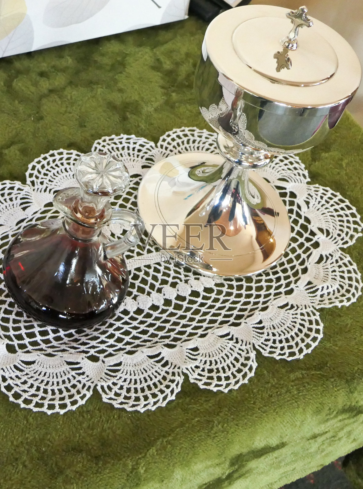 用于葬礼的蜡烛、崇拜雕像和装饰照片摄影图片