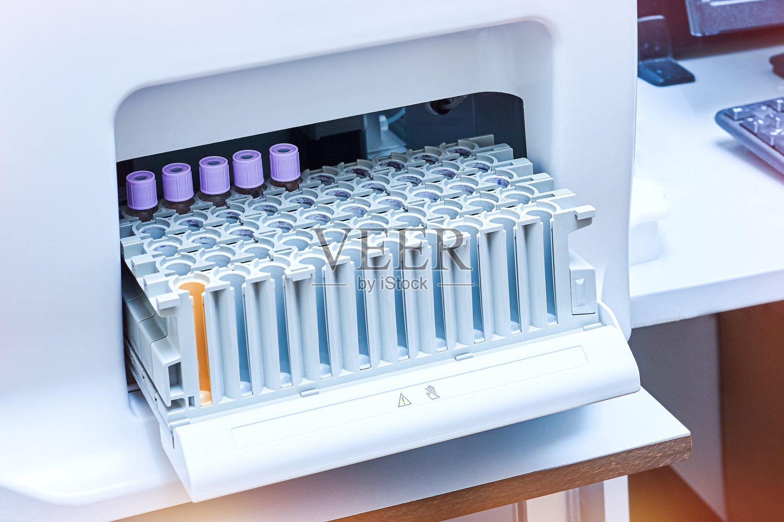 特写医疗自动尿液和血液分析仪照片摄影图片