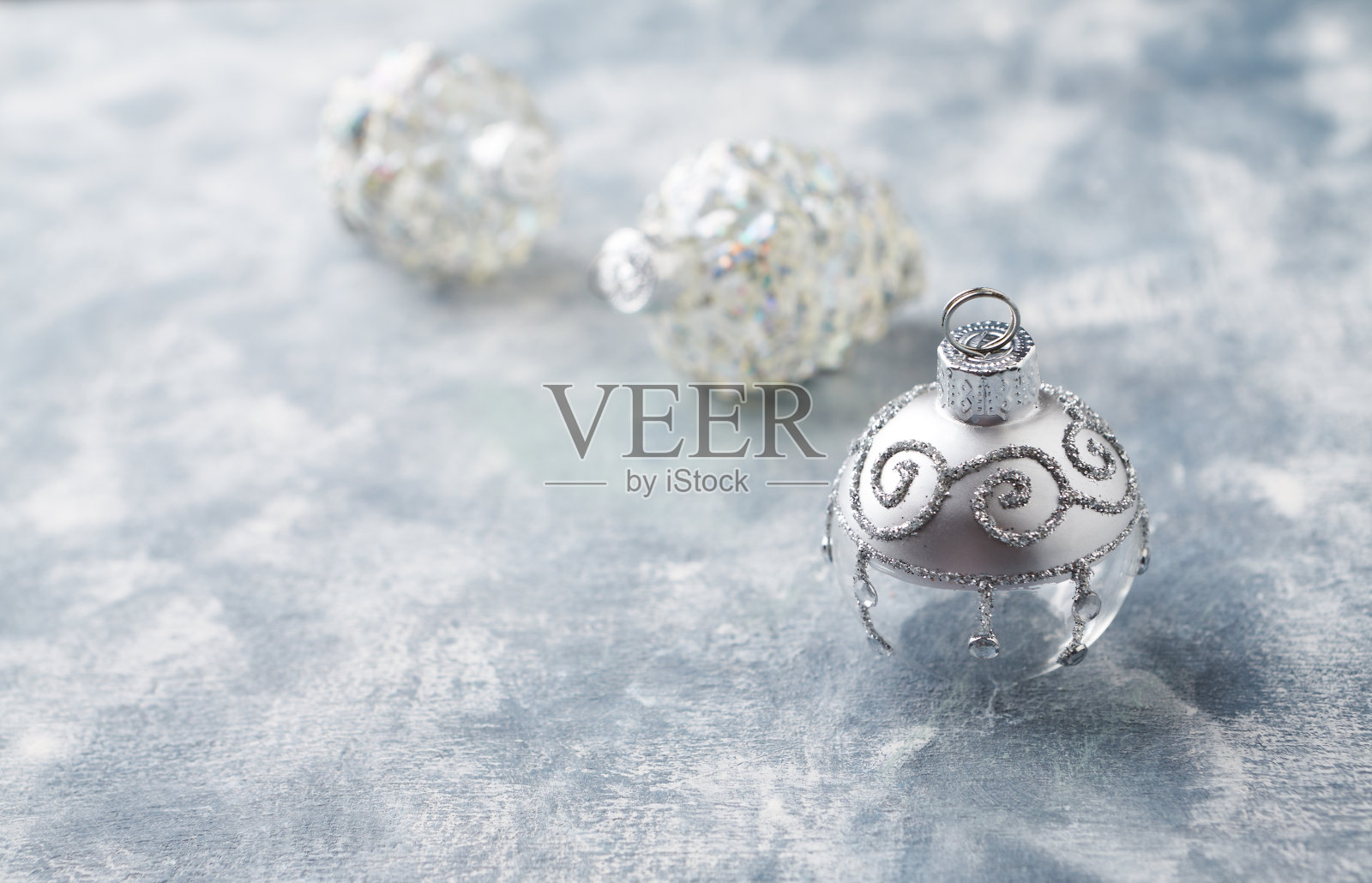 明亮的木制背景上的圣诞装饰物。关闭了。照片摄影图片