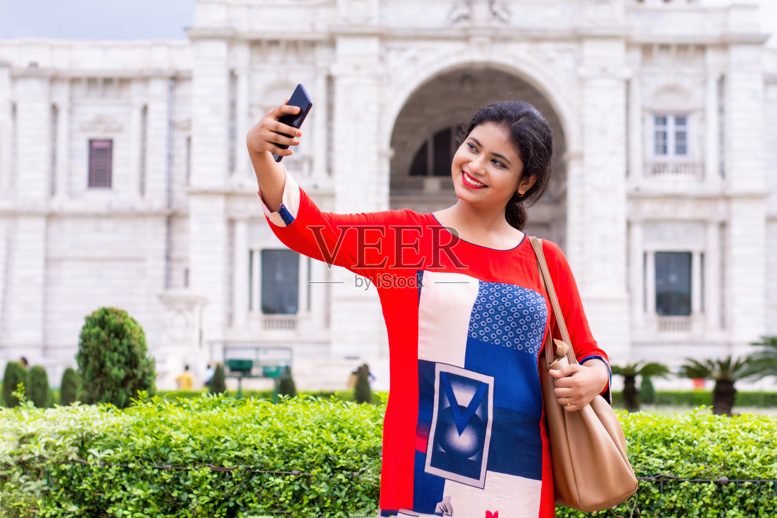 微笑的亚洲女人在旅游景点自拍照片摄影图片